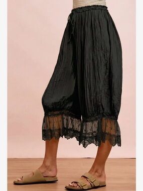 BiBi Women's Black Lace-Trim Gauze Cropped Bloomer Pants